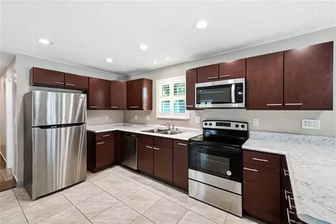 Kitchen - 501 Bryan Rd, Brandon, FL 33511 photo 6 of 8