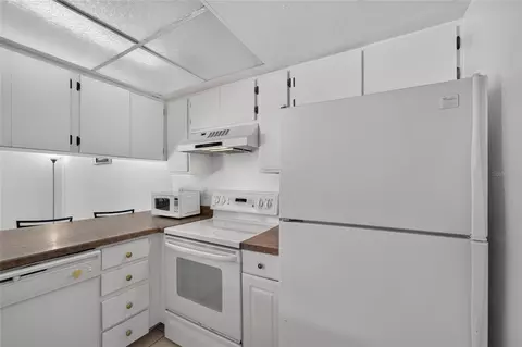 Kitchen - 1131 Longfellow Rd, Sarasota, FL 34243 photo 2 of 4