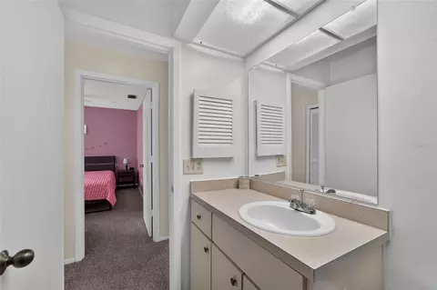 Bath - 1131 Longfellow Rd, Sarasota, FL 34243 photo 3 of 5