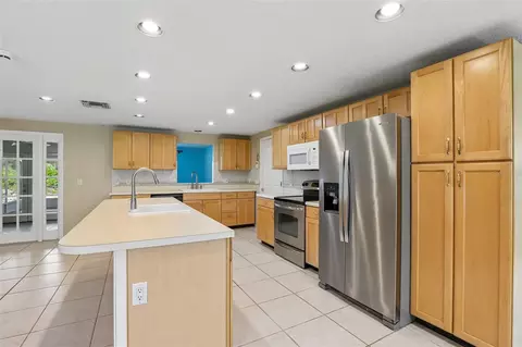Kitchen - 6510 Sunridge Dr, Riverview, FL 33578 photo 2 of 9