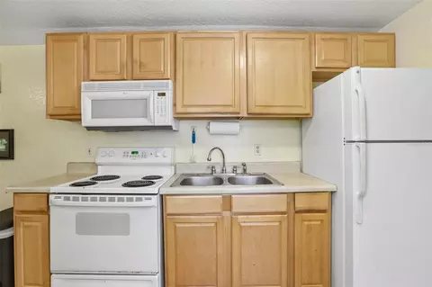 Kitchen - 6510 Sunridge Dr, Riverview, FL 33578 photo 8 of 9
