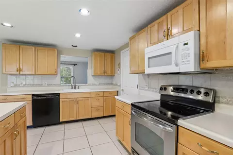 Kitchen - 6510 Sunridge Dr, Riverview, FL 33578 photo 6 of 9