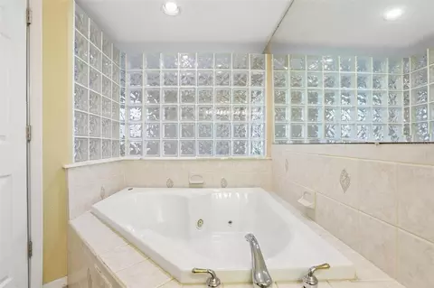 Bath - 6510 Sunridge Dr, Riverview, FL 33578 photo 2 of 5