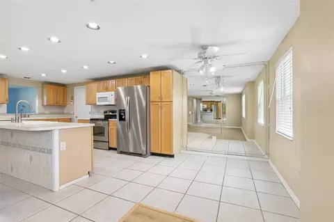 Kitchen - 6510 Sunridge Dr, Riverview, FL 33578 photo 7 of 9