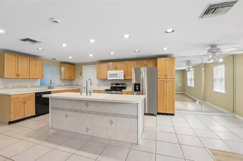 Kitchen - 6510 Sunridge Dr, Riverview, FL 33578 photo 3 of 9