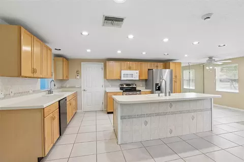 Kitchen - 6510 Sunridge Dr, Riverview, FL 33578 photo 4 of 9