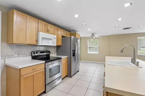 Kitchen - 6510 Sunridge Dr, Riverview, FL 33578 photo 5 of 9
