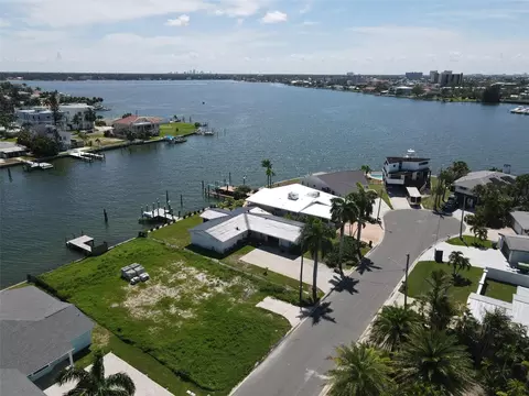 11125 4th St E, Treasure Island, FL 33706