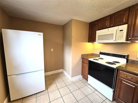 Kitchen - 1214 Jerry Smith Rd, Dover, FL 33527 photo 4 of 4
