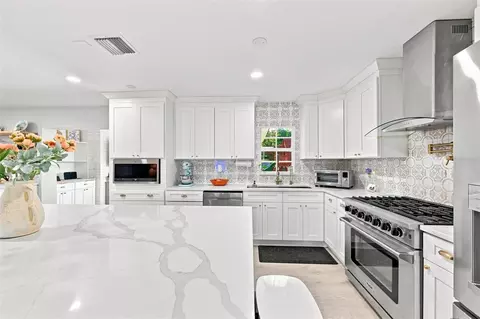 Kitchen - 2119 Gallagher Rd, Dover, FL 33527 photo 6 of 7