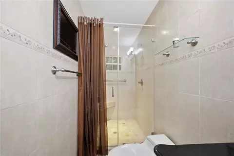 Bath - 3230 Harrison St, Hollywood, FL 33021 photo 3 of 3