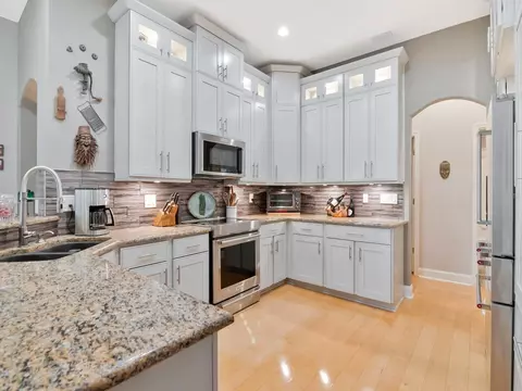 Kitchen - 9209 Waterbird Dr, Riverview, FL 33578 photo 4 of 6