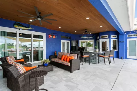 Exterior - 704 Eagle Ln, Apollo Beach, FL 33572 photo 6 of 18