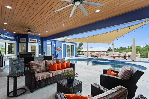 Exterior - 704 Eagle Ln, Apollo Beach, FL 33572 photo 7 of 18