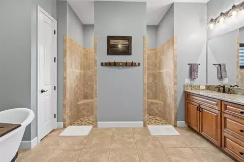 Bath - 5319 W Trapnell Rd, Dover, FL 33527 photo 1 of 4