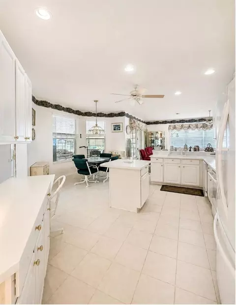 Kitchen - 10924 Rain Hollow Ct, Trinity, FL 34655 photo 5 of 6