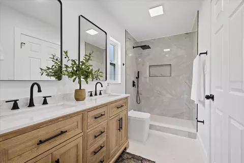 Bath - 2928 Forest Cir, Seffner, FL 33584 photo 1 of 8