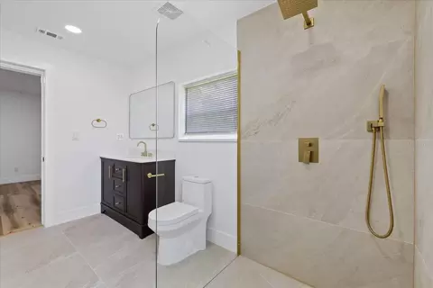 Bath - 2928 Forest Cir, Seffner, FL 33584 photo 6 of 8