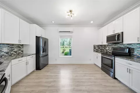 Kitchen - 5335 Shakespeare Dr, Dover, FL 33527 photo 4 of 5