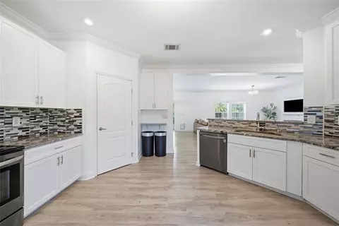 Kitchen - 5335 Shakespeare Dr, Dover, FL 33527 photo 3 of 5