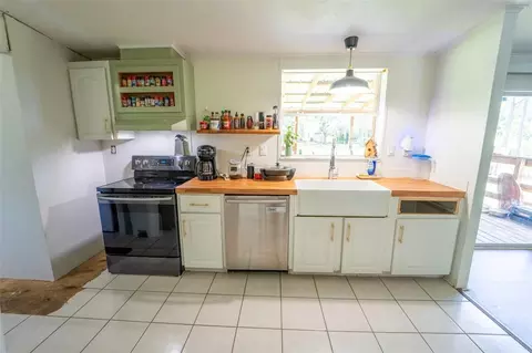 Kitchen - 11516 Tuten Loop, Lithia, FL 33547 photo 2 of 3