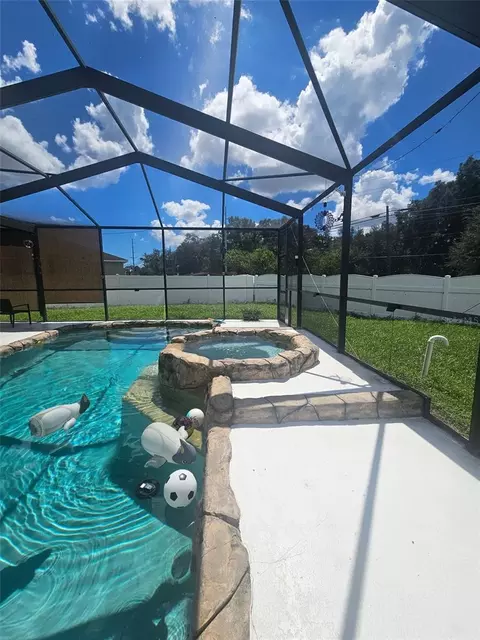 Exterior - 11731 Mango Cross Ct, Seffner, FL 33584 photo 4 of 5