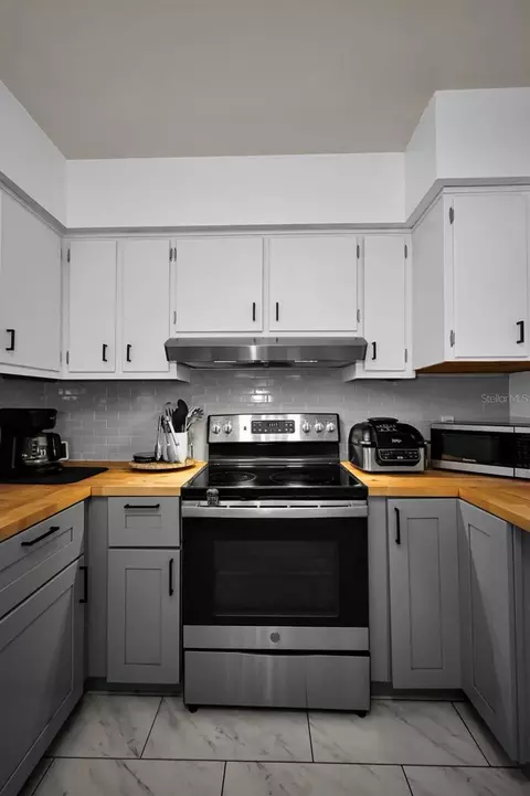 Kitchen - 2003 6th Ave SW, Largo, FL 33770 photo 4 of 5