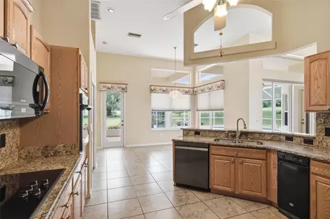 Kitchen - 926 E Triple Crown Loop, Hernando, FL 34442 photo 4 of 5