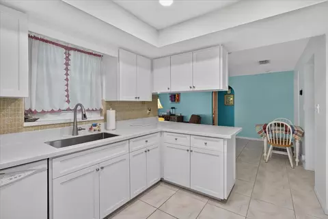 Kitchen - 13497 Oval Dr E, Largo, FL 33774 photo 6 of 7