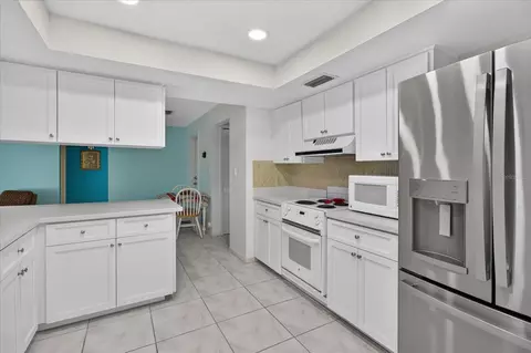 Kitchen - 13497 Oval Dr E, Largo, FL 33774 photo 5 of 7