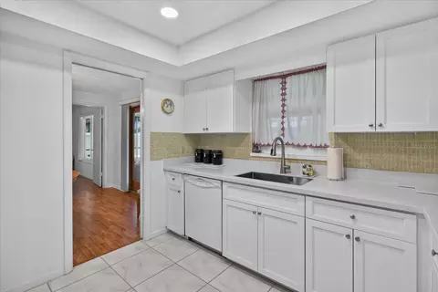 Kitchen - 13497 Oval Dr E, Largo, FL 33774 photo 2 of 7