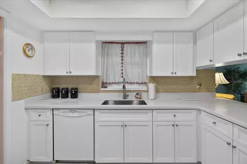 Kitchen - 13497 Oval Dr E, Largo, FL 33774 photo 7 of 7