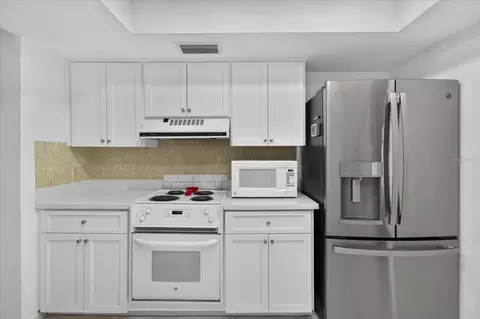 Kitchen - 13497 Oval Dr E, Largo, FL 33774 photo 4 of 7
