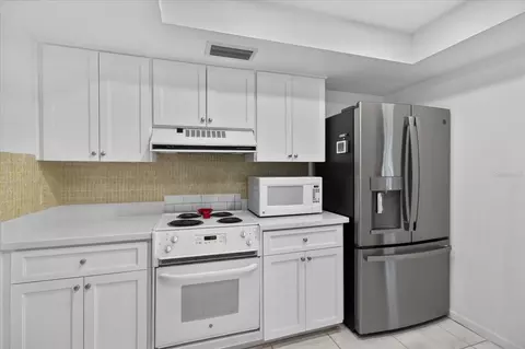 Kitchen - 13497 Oval Dr E, Largo, FL 33774 photo 1 of 7
