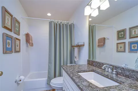 Bath - 5616 Rockfield Loop, Valrico, FL 33596 photo 2 of 2