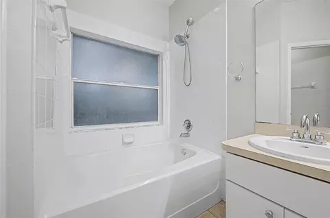 Bath - 6222 Crickethollow Dr, Riverview, FL 33578 photo 3 of 4