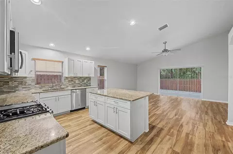 Kitchen - 6222 Crickethollow Dr, Riverview, FL 33578 photo 4 of 6