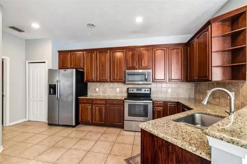 Kitchen - 11435 Cambray Creek Loop, Riverview, FL 33579 photo 3 of 3