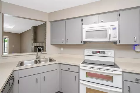 Kitchen - 17717 Cranbrook Dr, Lutz, FL 33549 photo 4 of 4