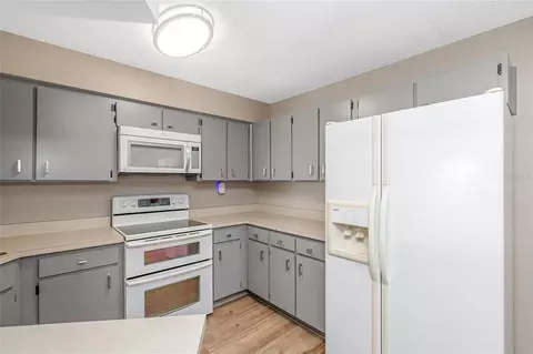 Kitchen - 17717 Cranbrook Dr, Lutz, FL 33549 photo 2 of 4