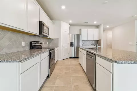 Kitchen - 9838 Crescent Moon Dr, Riverview, FL 33578 photo 1 of 2