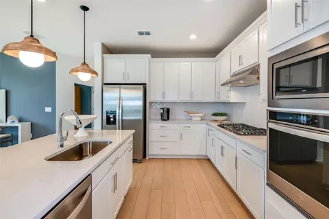Kitchen - 9907 Crescent Moon Dr, Riverview, FL 33578 photo 2 of 3
