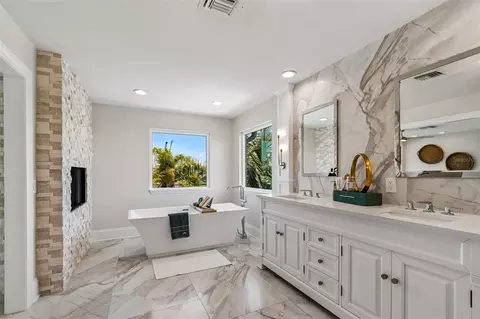 Bath - 136 Devon Dr, Clearwater Beach, FL 33767 photo 5 of 9