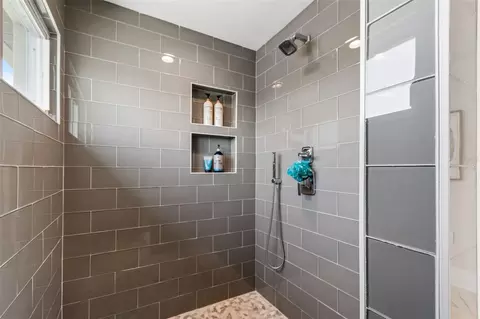 Bath - 136 Devon Dr, Clearwater Beach, FL 33767 photo 8 of 9