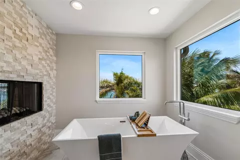 Bath - 136 Devon Dr, Clearwater Beach, FL 33767 photo 6 of 9