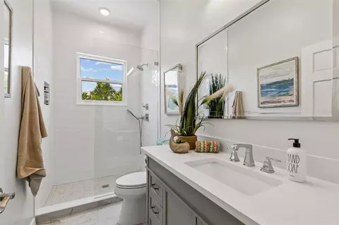 Bath - 136 Devon Dr, Clearwater Beach, FL 33767 photo 2 of 9