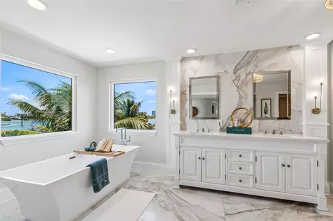 Bath - 136 Devon Dr, Clearwater Beach, FL 33767 photo 4 of 9