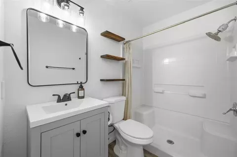 Bath - 1705 Cinnabar Ct, Brandon, FL 33510 photo 3 of 4