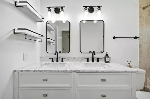 Bath - 1705 Cinnabar Ct, Brandon, FL 33510 photo 2 of 4