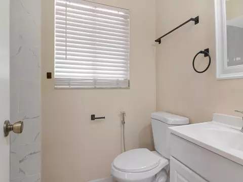 Bath - 3116 Indigo Pl, Seffner, FL 33584 photo 2 of 4